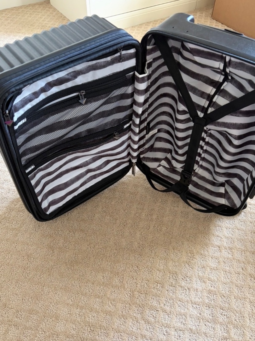Triforce Luggage Carryon with Cup Holder - Picture 11 of 12